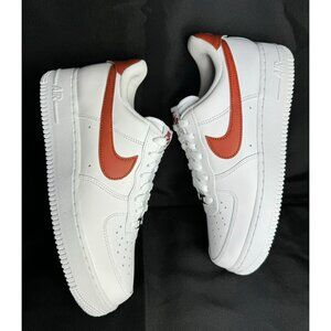 D114- SIZE 9 WOMEN'S NIKE AIR FORCE 1'07 FLYEASE WHITE/ RUGGED ORANGE DX5883 102